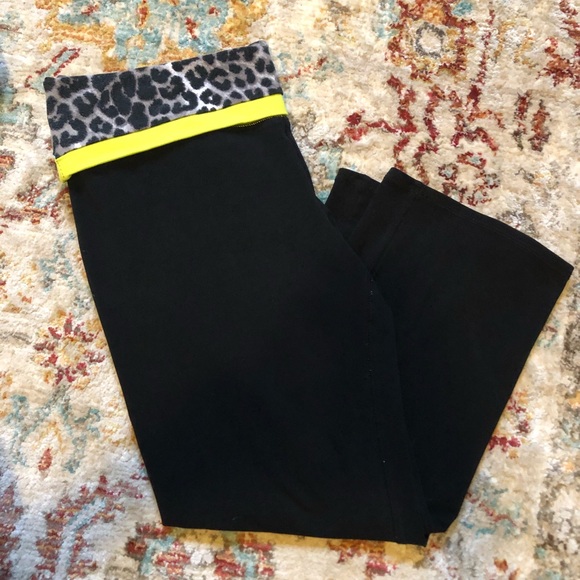 Express Cheetah Print Capris - Picture 6 of 6